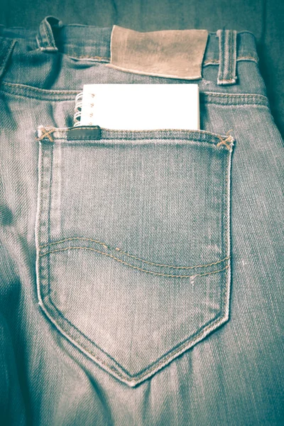 Блокнот папір в джинсовій кишені ретро вінтажний стиль — стокове фото