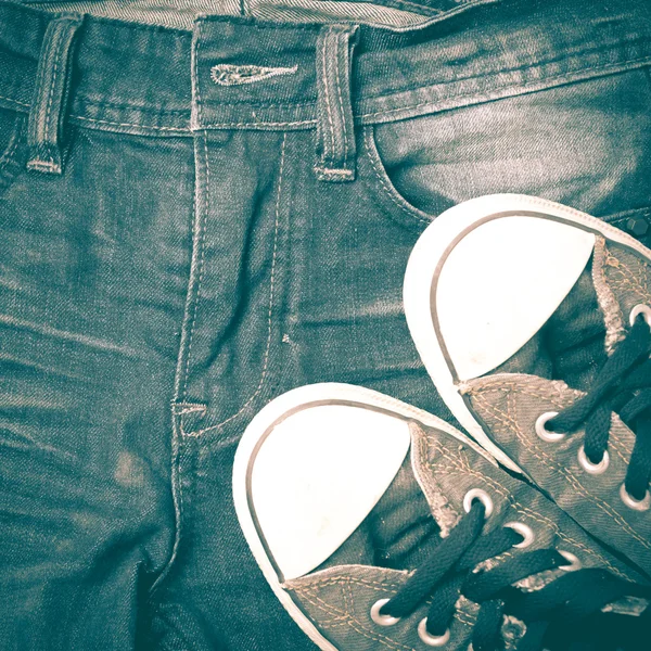 Trampki na jean spodnie retro styl vintage — Zdjęcie stockowe