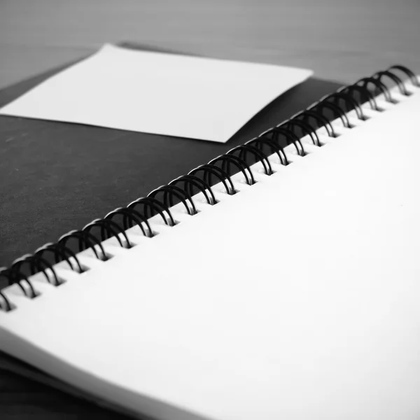 Cuaderno abierto con poste que el estilo de tono de color blanco y negro — Foto de Stock