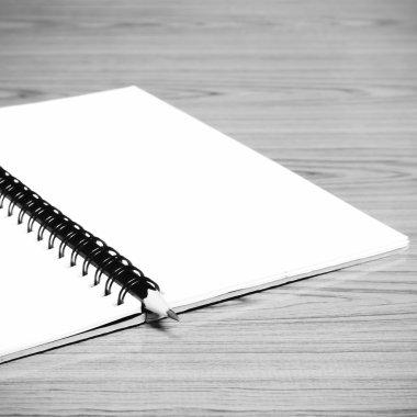 defter ve kalem siyah ve beyaz renk tonu stili