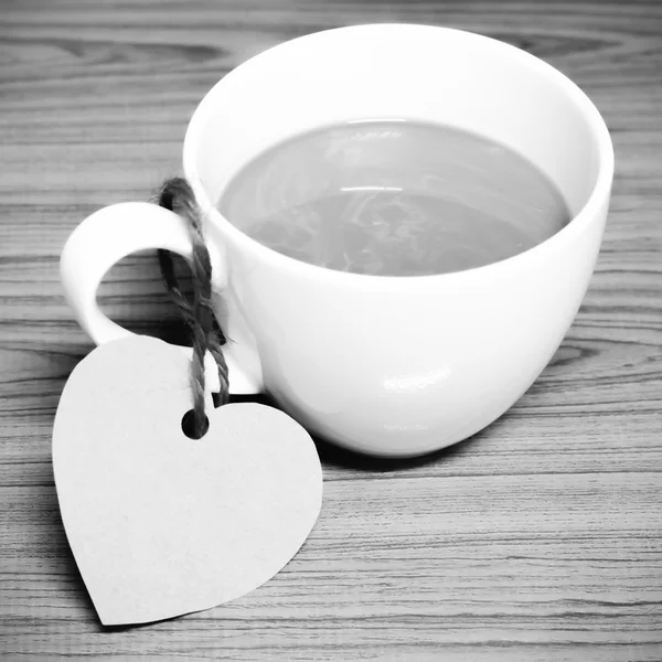 Kaffeetasse mit Herzanhänger schwarz und weiß Farbton Stil — Stockfoto