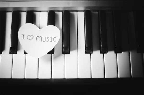 Piano y corazón negro y blanco estilo de tono de color —  Fotos de Stock