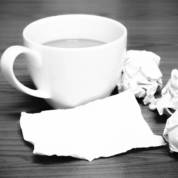 Tazza di caffè e accartocciato in bianco e nero tono di colore stile — Foto Stock