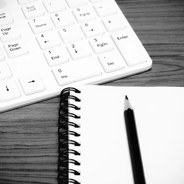 Clavier avec notenook et crayon couleur noir et blanc — Photo