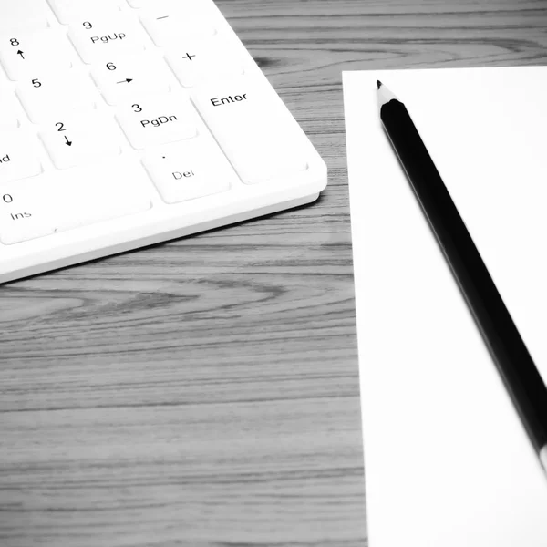 Teclado papel branco computado e lápis preto preto preto e branco c — Fotografia de Stock