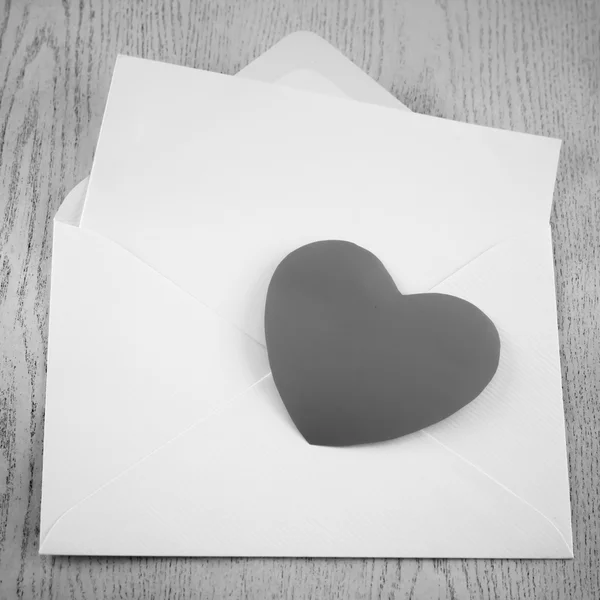 Coeur avec enveloppe ton noir et blanc style — Photo