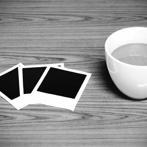 Taza de café con marco de fotos negro y blanco tono de color estilo —  Fotos de Stock