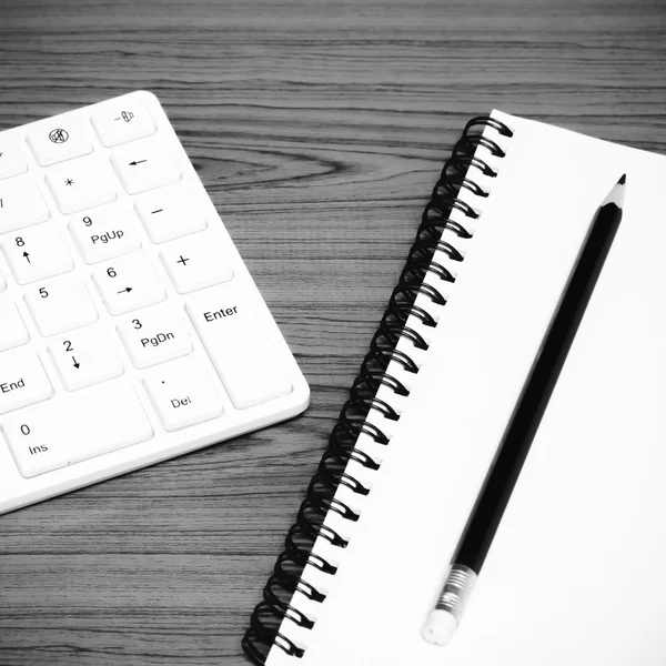 Tastaturcomputer mit Notizbuch und Bleistift schwarz-weiß — Stockfoto