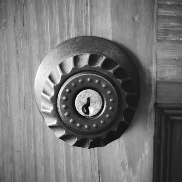 Door knob and key hole black and white color tone style — Stock Photo, Image