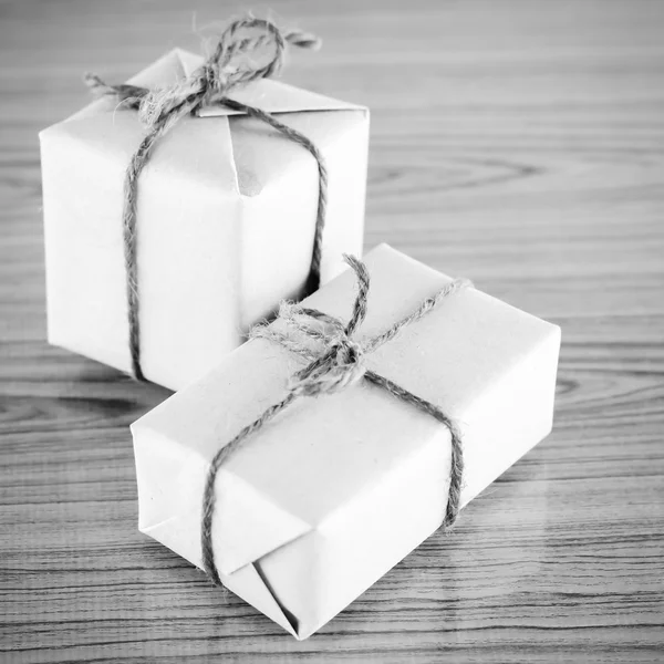 Caja de regalo negro y blanco tono de color estilo — Foto de Stock