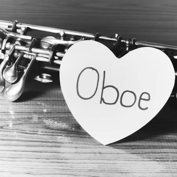 Oboe sobre fondo de madera negro y blanco tono de color estilo — Foto de Stock