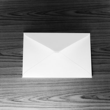 Zarf siyah ve beyaz renk tonu stili