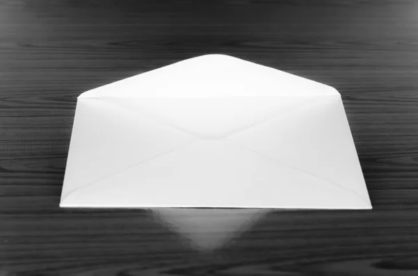 Envelope estilo tom de cor preto e branco — Fotografia de Stock