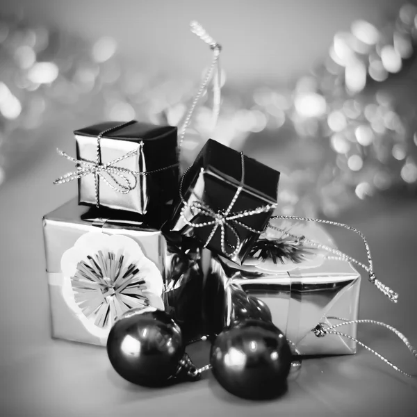 Διακοσμούν στοιχείο για χριστουγεννιάτικο δέντρο μαύρο και άσπρο χρώμα τόνο στυλ — Φωτογραφία Αρχείου