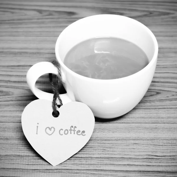 Kaffeetasse mit Herzanhänger Schreibe ich liebe Kaffee Wort schwarz und weiß — Stockfoto