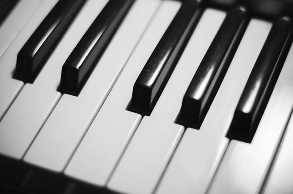 Pianotangenter svart och vit färg tonar stil — Stockfoto