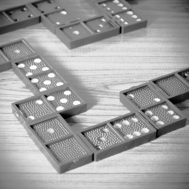 siyah domino siyah ve beyaz renk tonu stili