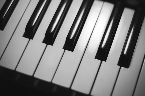 Pianotangenter svart och vit färg tonar stil — Stockfoto