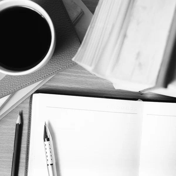 Notitieblok openen met boek en koffie kopje zwarte en witte kleur — Stockfoto