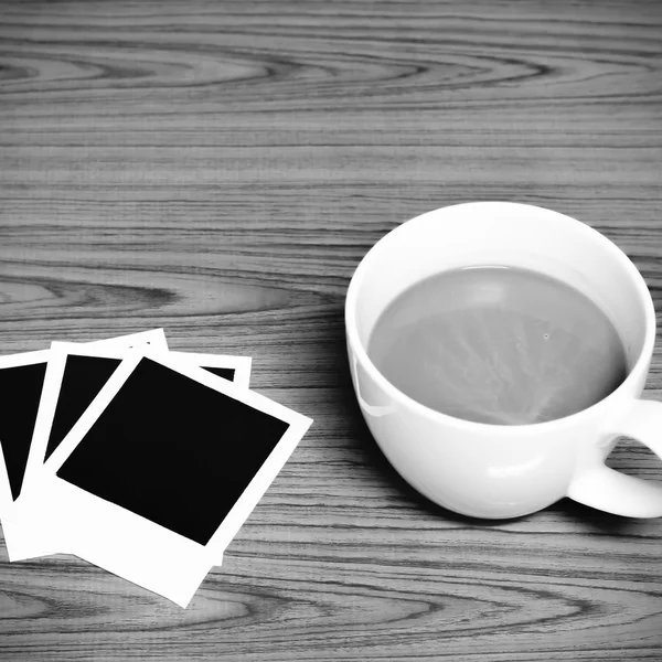Чашка кофе с фото рамка черно-белый тон — стоковое фото