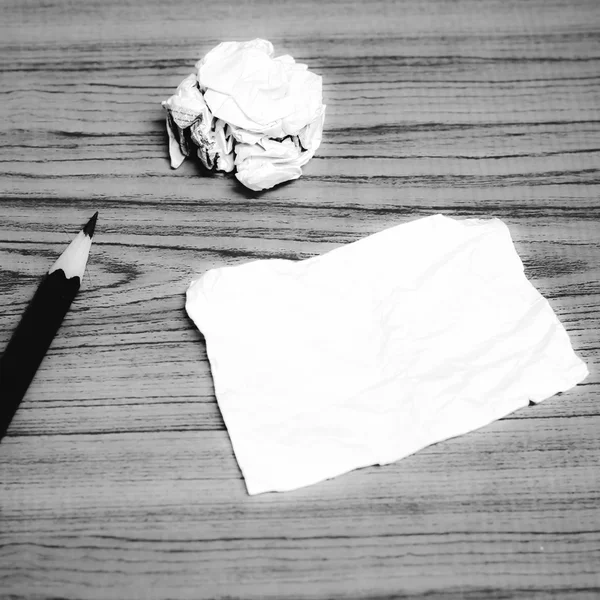 Skrot av papper och skrynklade med penna svart och vit färgton — Stockfoto