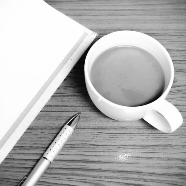 Café y cuaderno de color blanco y negro estilo de tono —  Fotos de Stock