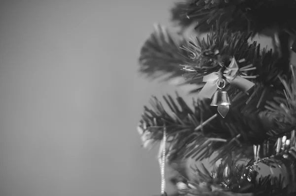 Pequeno sino na árvore de natal estilo tom de cor preto e branco — Fotografia de Stock