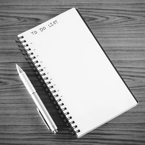 Тетрадь и ручка со словом для создания списка черно-белых цветов — стоковое фото
