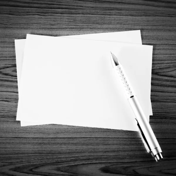 Pen met papier zwart-witte kleur Toon stijl — Stockfoto