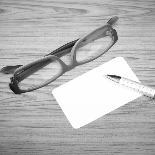 Tarjeta de negocios y pluma con gafas de color blanco y negro tono s —  Fotos de Stock