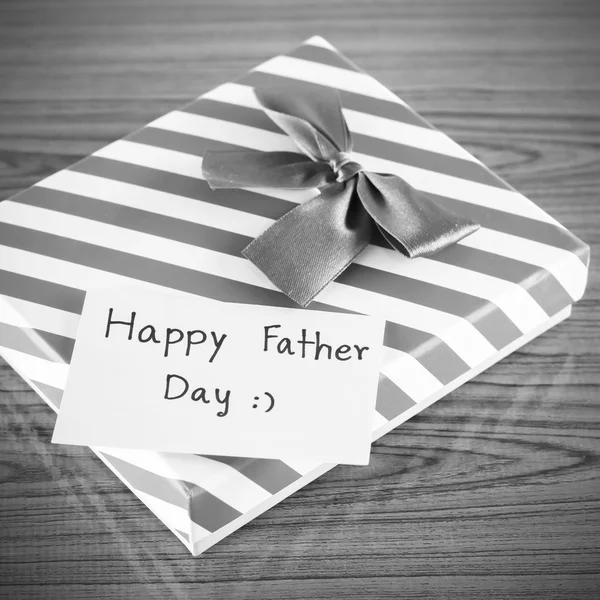 Caja de regalo con tarjeta escribir feliz día del padre color blanco y negro — Foto de Stock