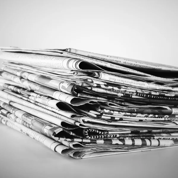 Stapel krant zwart-witte kleur Toon stijl — Stockfoto