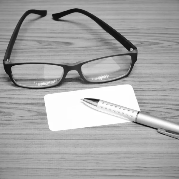 Renk tonu s iş kartı ve kalem ile gözlük siyah ve beyaz — Stok fotoğraf