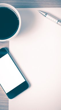 Kağıt ve kalem kahve fincanı ve akıllı telefon vintage tarzı ile
