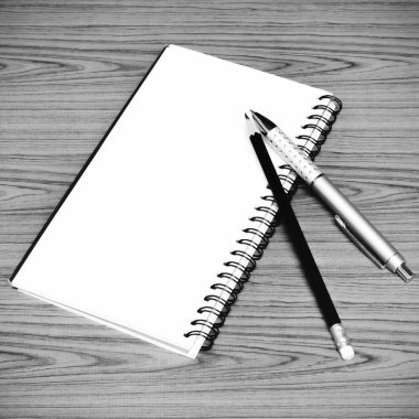 defter kalem ve kurşun kalem siyah ve beyaz renk tonu stili
