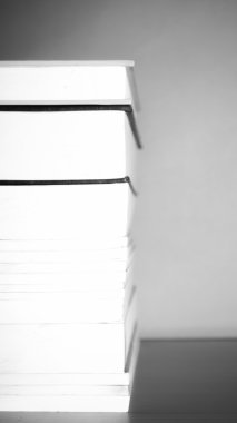 kitap siyah ve beyaz renk tonu stili yığını