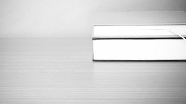 kitap ahşap siyah ve beyaz renk tonu stili