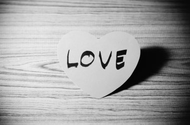 tahta arka plan siyah ve beyaz renk tonu stil üzerinde kırmızı kalp