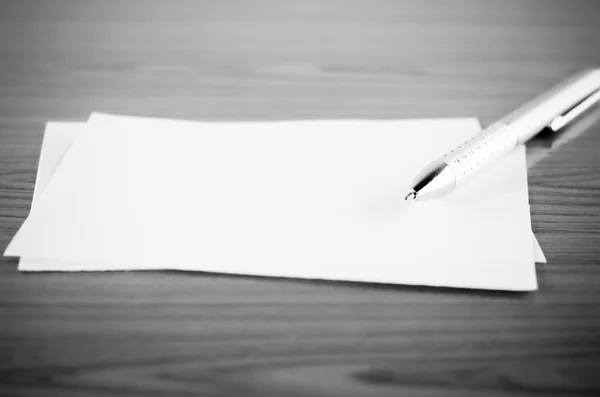 笔与纸黑色和白色的颜色色调风格 — 图库照片