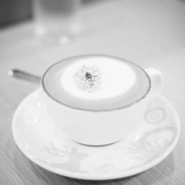 Sıcak cappuccino siyah ve beyaz renk tonu stili — Stok fotoğraf