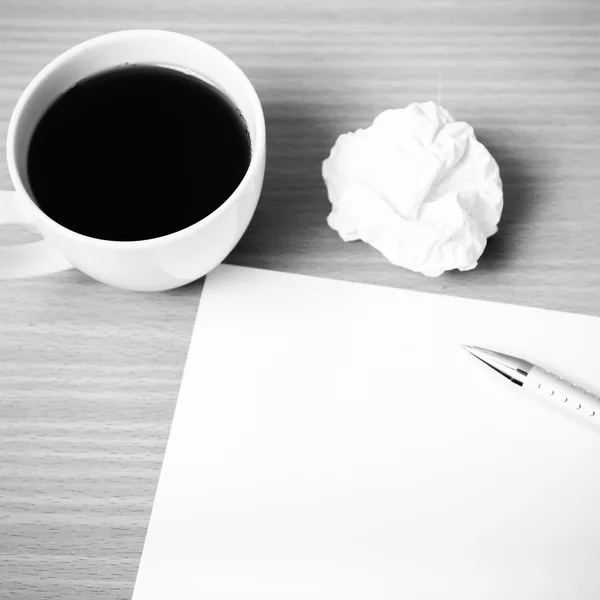 Papier en verfrommeld met pen en koffie kopje zwarte en witte kleur — Stockfoto