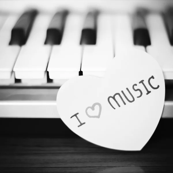 Piyano ve kalp siyah ve beyaz renk tonu stili — Stok fotoğraf