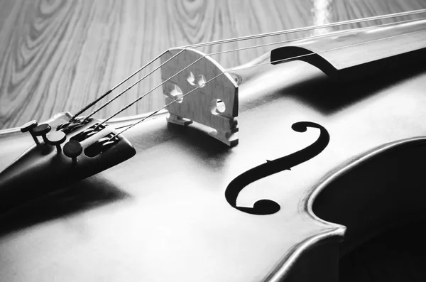 Violín sobre fondo de madera negro y blanco tono de color estilo —  Fotos de Stock