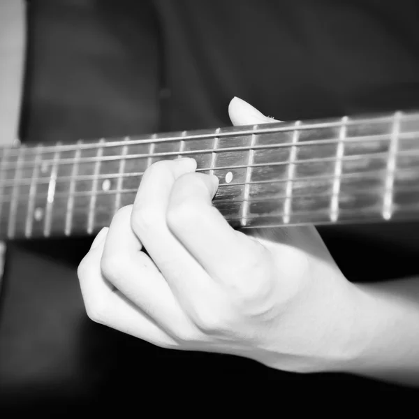 Bodegón hombre tocando la guitarra negro y blanco tono de color estilo — Foto de Stock