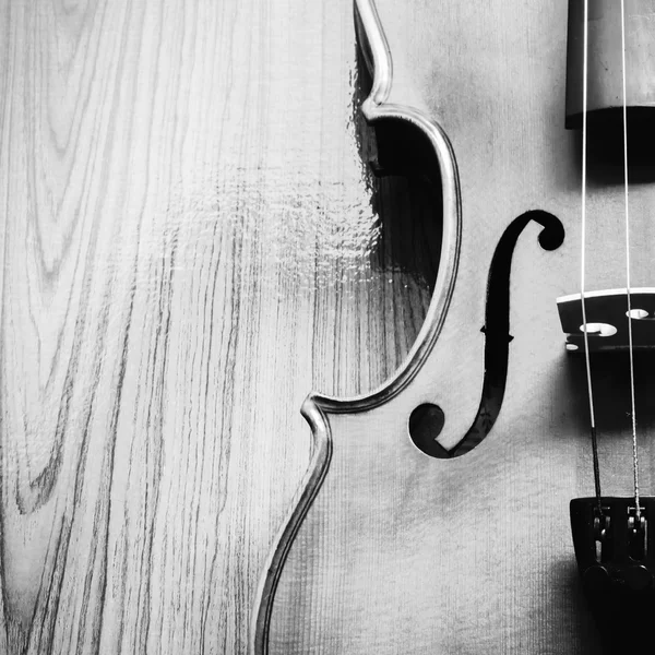 木材の背景の黒と白の色トーン スタイルのヴァイオリン — ストック写真