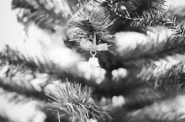 Pequeno sino na árvore de natal estilo tom de cor preto e branco — Fotografia de Stock