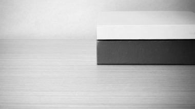 kitap ahşap siyah ve beyaz renk tonu stili