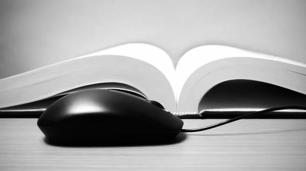 Libro e mouse del computer in bianco e nero tono di colore stile — Foto Stock