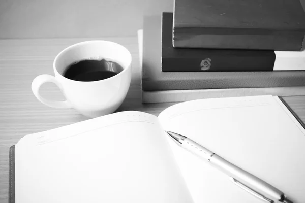 Libro aperto con tazza di caffè in bianco e nero tono di colore stile — Foto Stock