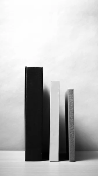 Kitap siyah ve beyaz renk tonu tarzı kadar stand — Stok fotoğraf